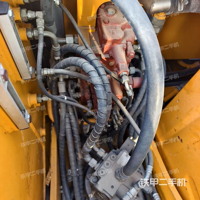 回轉馬達和主控閥（整機外觀）