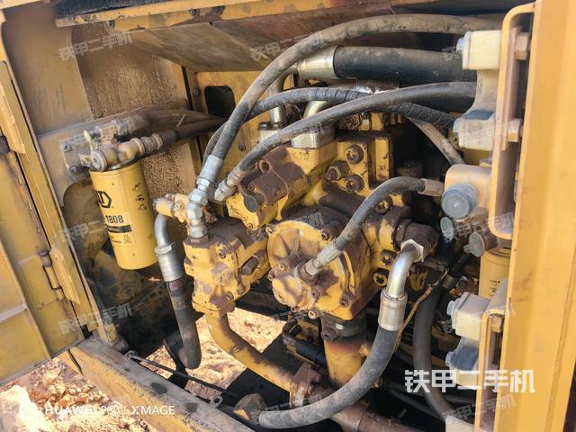 液压泵舱室正面整体(整机外观) 液压泵舱室正面整体(整机外观)