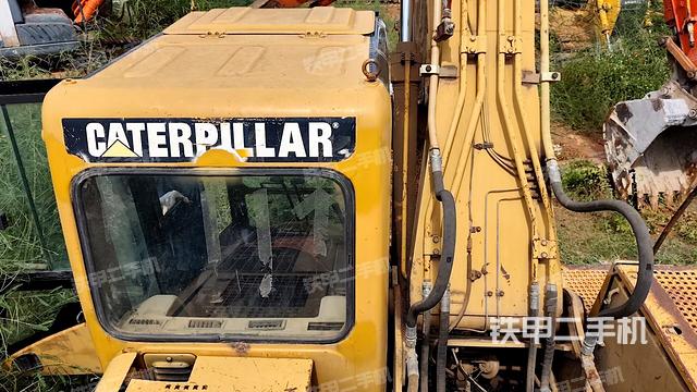 小臂整体右前(工作和回转装置) 小臂整体右前(工作和回转装置)