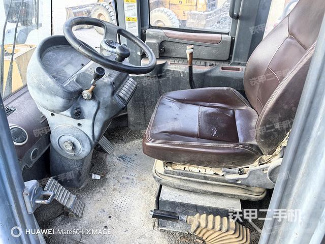 駕駛室工作臺(tái)(整機(jī)外觀及大件) 駕駛室工作臺(tái)(整機(jī)外觀及大件)