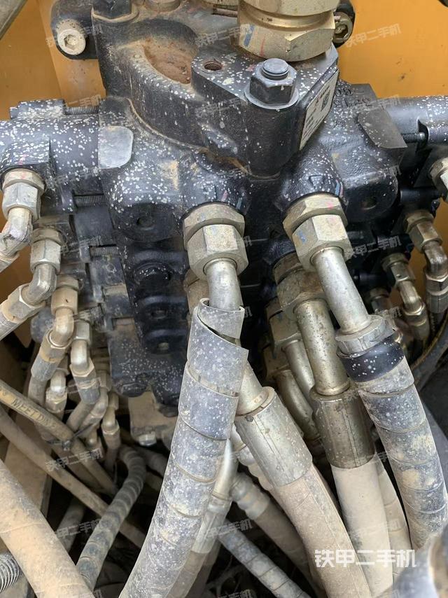 回转马达和主控阀（整机外观）