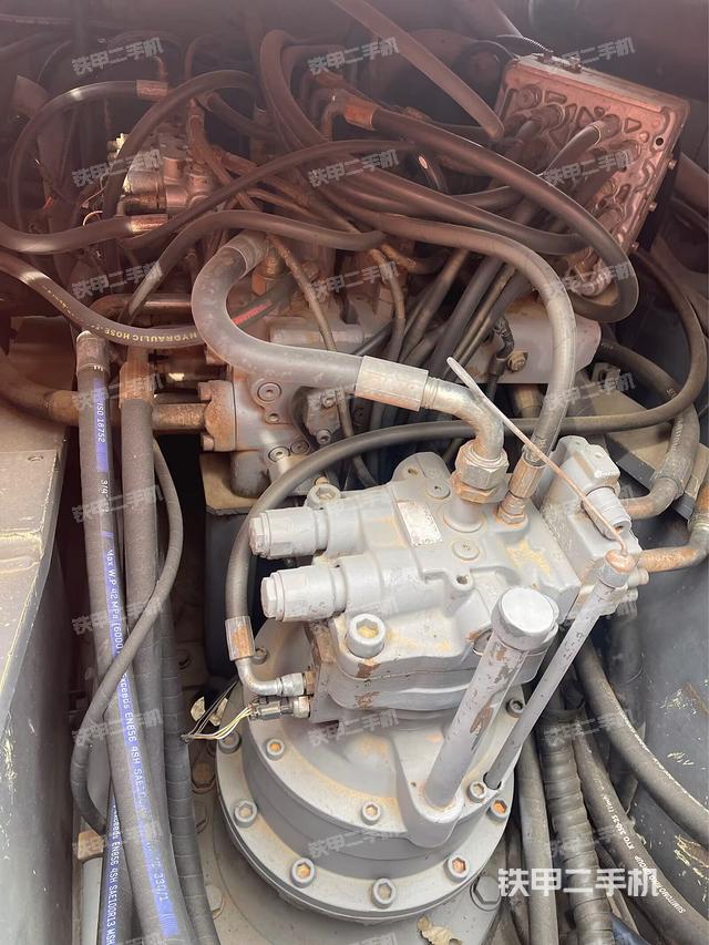 回转马达和主控阀(整机外观) 回转马达和主控阀(整机外观)