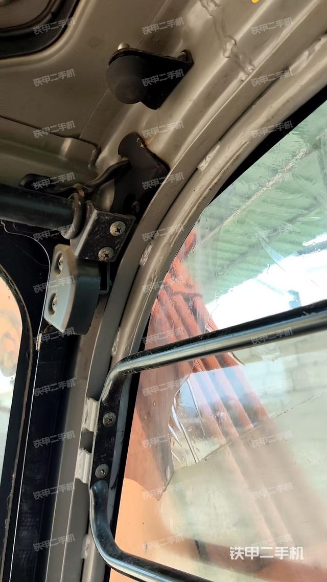 座椅左侧控制台/音响/含左手柄(驾驶室部分) 座椅左侧控制台/音响/含左手柄(驾驶室部分)