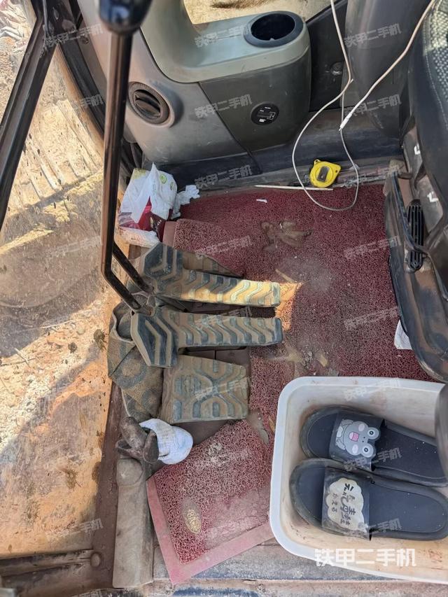 座椅右側(cè)控制臺(tái)/鑰匙門/油門/含右手柄(駕駛室部分) 座椅右側(cè)控制臺(tái)/鑰匙門/油門/含右手柄(駕駛室部分)