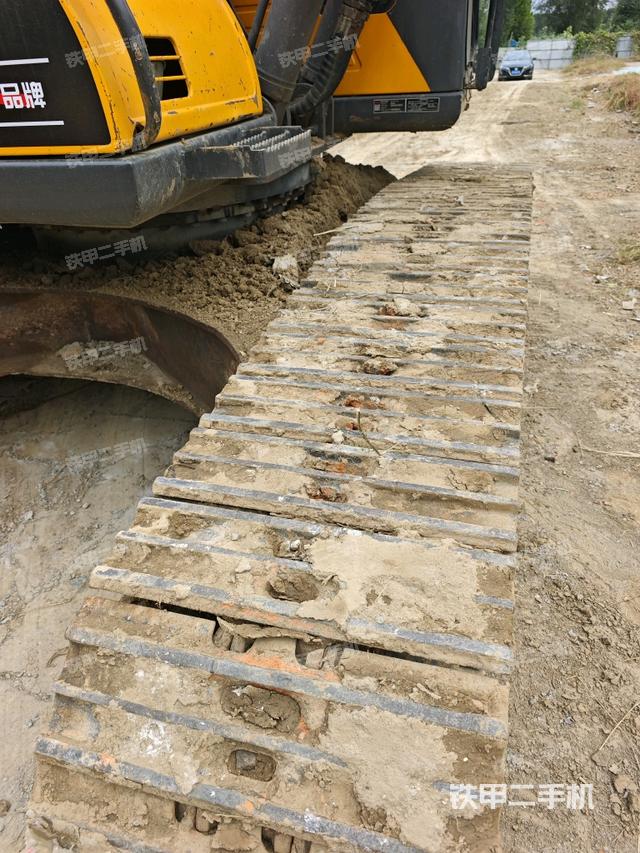 單側(cè)履帶整體(整機(jī)外觀) 單側(cè)履帶整體(整機(jī)外觀)