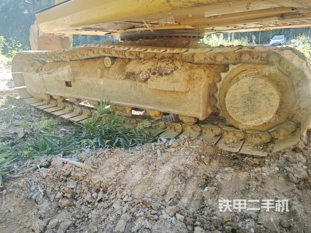 單側(cè)履帶整體(整機(jī)外觀) 單側(cè)履帶整體(整機(jī)外觀)