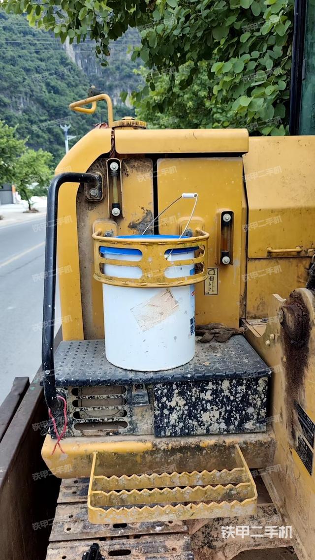 鏟斗右后整體(工作和回轉(zhuǎn)裝置) 鏟斗右后整體(工作和回轉(zhuǎn)裝置)