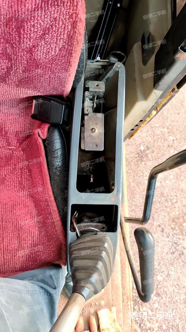 座椅右側(cè)控制臺/鑰匙門/油門/含右手柄(駕駛室部分) 座椅右側(cè)控制臺/鑰匙門/油門/含右手柄(駕駛室部分)