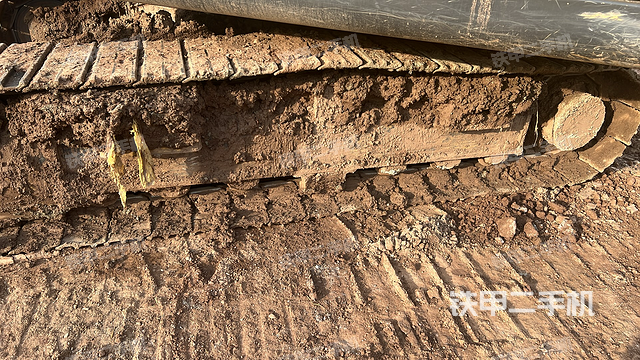 單側(cè)履帶整體(整機(jī)外觀) 單側(cè)履帶整體(整機(jī)外觀)