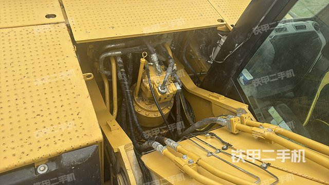 回转马达和主控阀(整机外观) 回转马达和主控阀(整机外观)