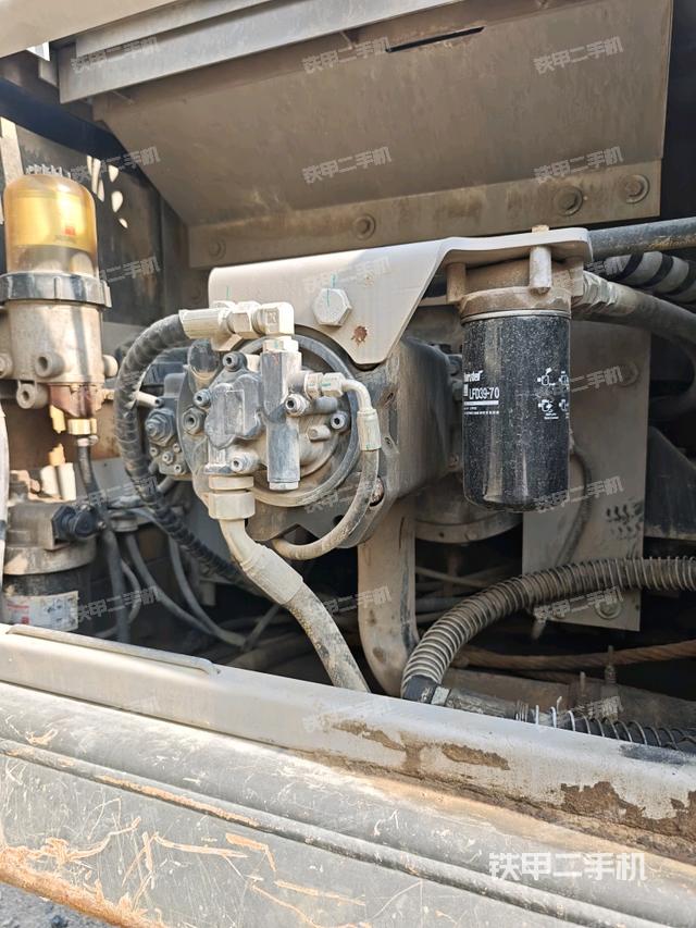 液壓泵艙室正面整體（整機外觀）