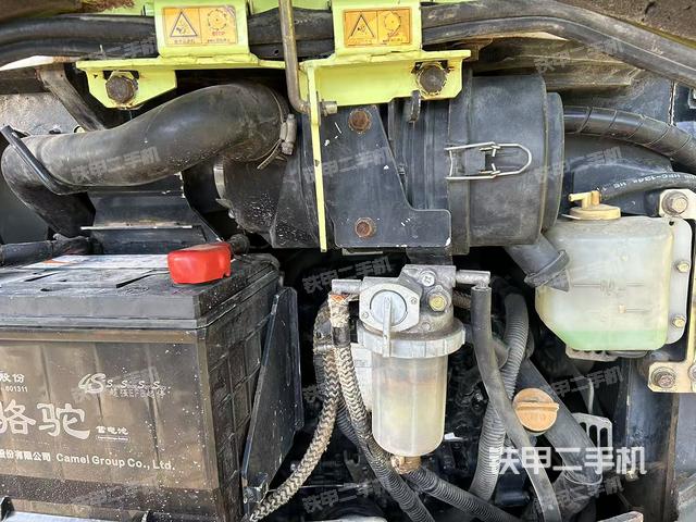 液壓泵艙室正面整體（整機外觀）