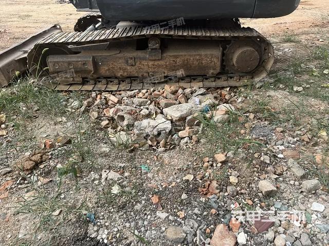 單側(cè)履帶整體(整機(jī)外觀) 單側(cè)履帶整體(整機(jī)外觀)