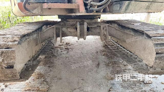 转盘和下车架正前(工作和回转装置) 转盘和下车架正前(工作和回转装置)