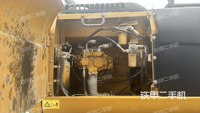 液压泵舱室正面整体(整机外观) 液压泵舱室正面整体(整机外观)