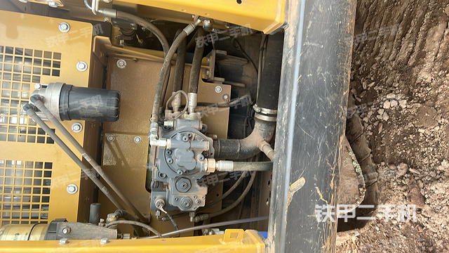 液壓泵艙室正面整體(整機(jī)外觀) 液壓泵艙室正面整體(整機(jī)外觀)