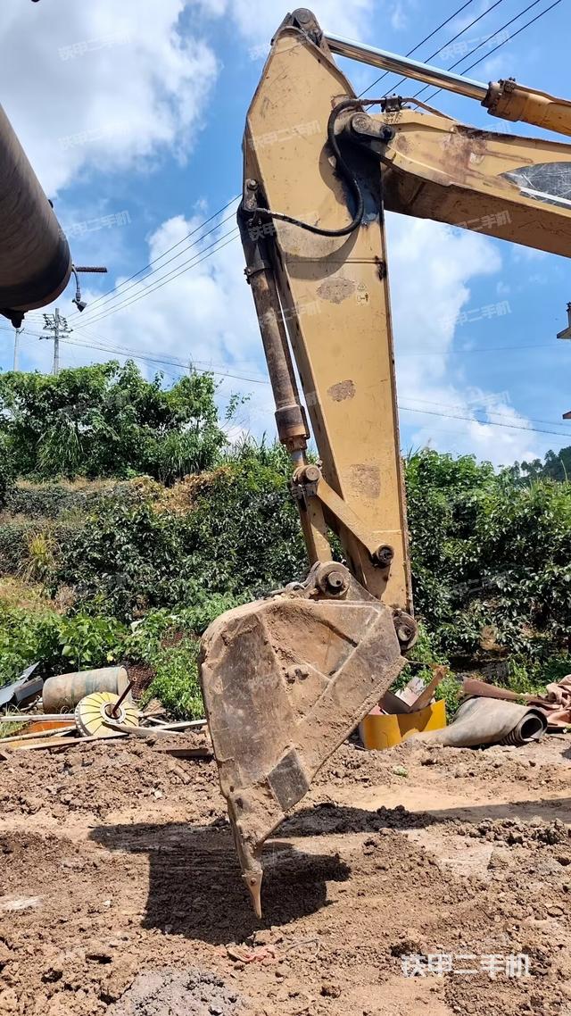 小臂整體左后(工作和回轉(zhuǎn)裝置) 小臂整體左后(工作和回轉(zhuǎn)裝置)