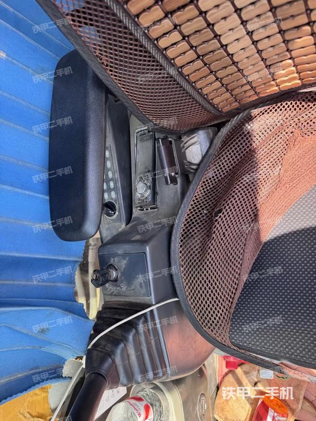 座椅右側(cè)控制臺(tái)/鑰匙門(mén)/油門(mén)/含右手柄(駕駛室部分) 座椅右側(cè)控制臺(tái)/鑰匙門(mén)/油門(mén)/含右手柄(駕駛室部分)