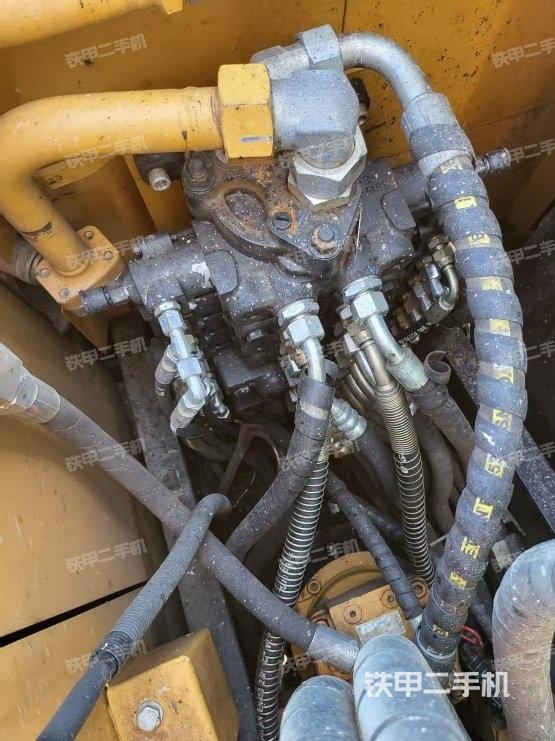 回转马达和主控阀（整机外观）