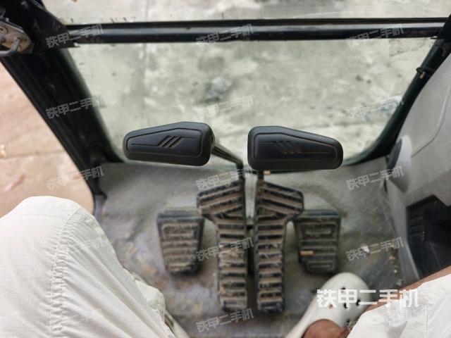 行走控制手柄和踏板?俯拍(駕駛室部分) 行走控制手柄和踏板?俯拍(駕駛室部分)