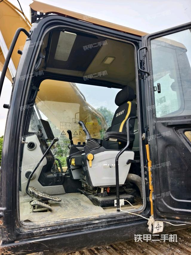 駕駛室左前45度(駕駛室部分) 駕駛室左前45度(駕駛室部分)