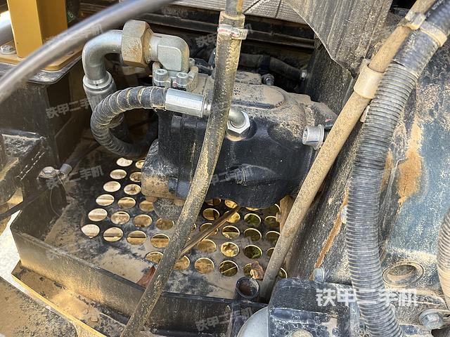 液壓泵艙室正面整體(整機(jī)外觀) 液壓泵艙室正面整體(整機(jī)外觀)