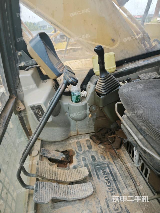 駕駛室整體(整機外觀) 駕駛室整體(整機外觀)