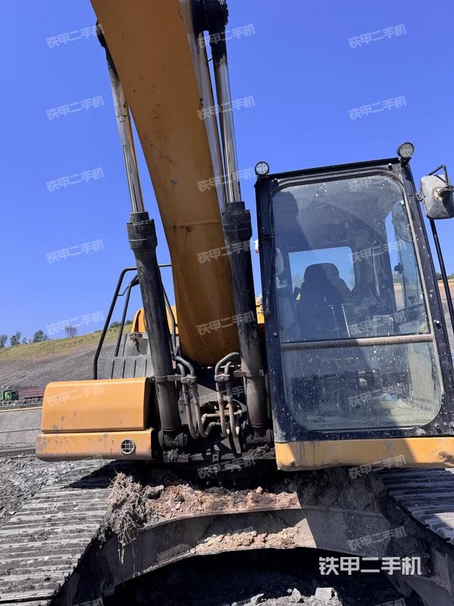 大臂油缸整体 竖拍（工作和回转装置）