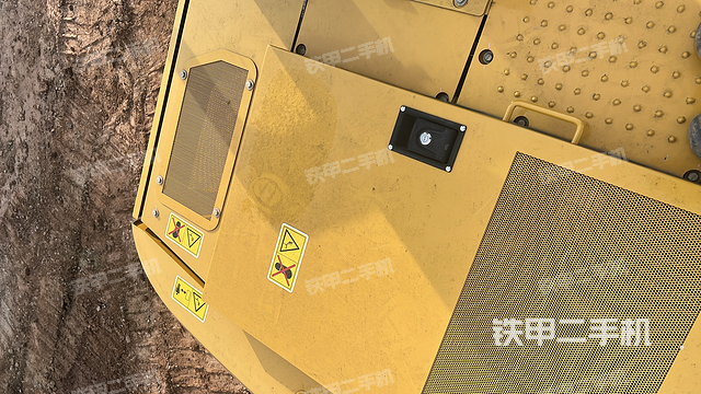 駕駛室頂部(整機(jī)外觀) 駕駛室頂部(整機(jī)外觀)