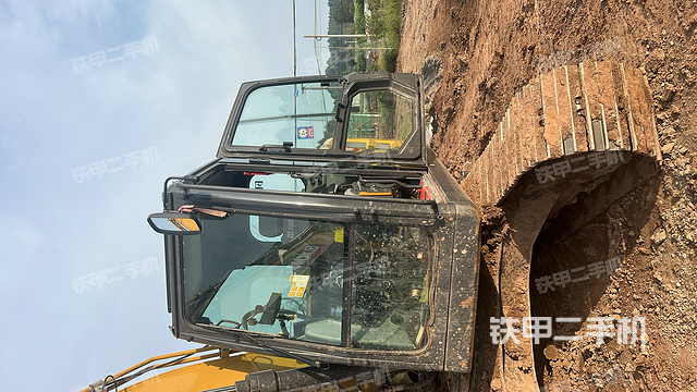 駕駛室整體(整機(jī)外觀) 駕駛室整體(整機(jī)外觀)