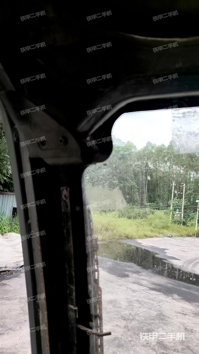 行走控制手柄和踏板 俯拍(驾驶室部分) 行走控制手柄和踏板 俯拍(驾驶室部分)