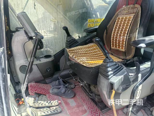 駕駛室整體(整機(jī)外觀) 駕駛室整體(整機(jī)外觀)