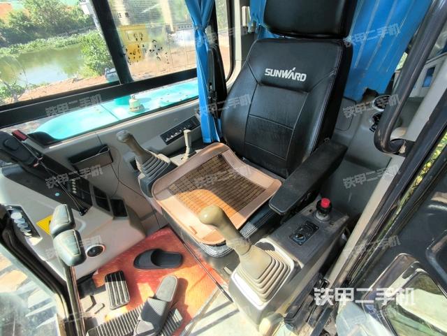 行走控制手柄和踏板?俯拍（駕駛室部分）