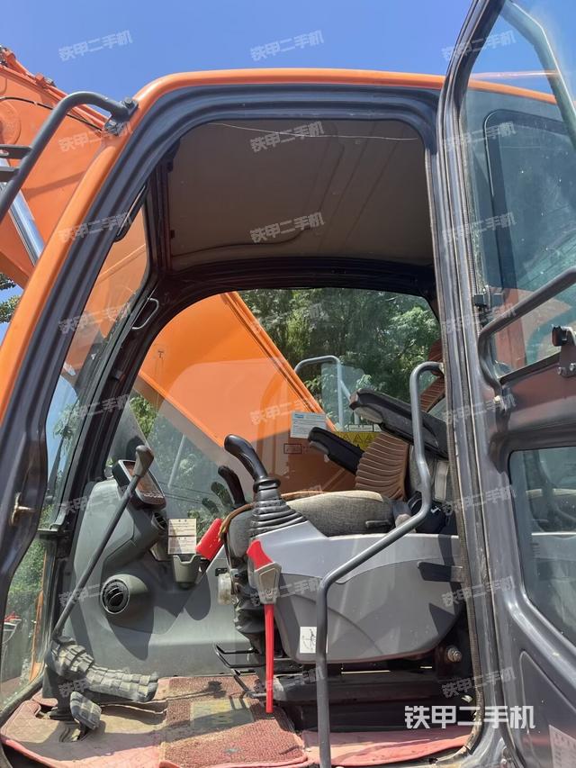 驾驶室整体(整机外观) 驾驶室整体(整机外观)