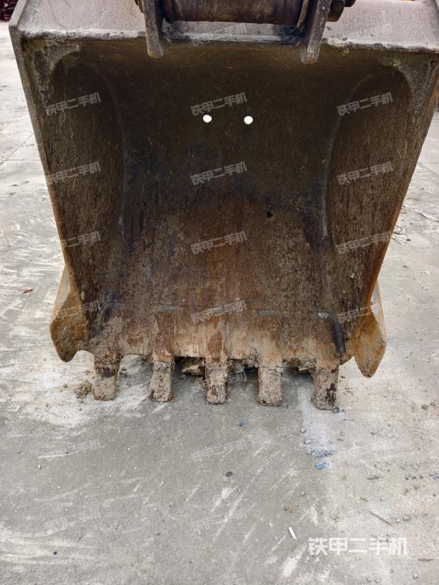 鏟斗右后整體(工作和回轉(zhuǎn)裝置) 鏟斗右后整體(工作和回轉(zhuǎn)裝置)