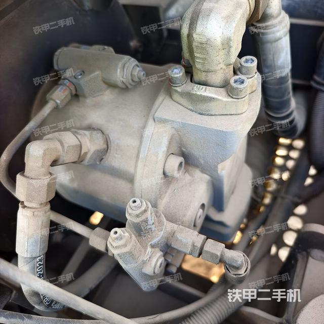 液壓泵艙室正面整體(整機外觀) 液壓泵艙室正面整體(整機外觀)