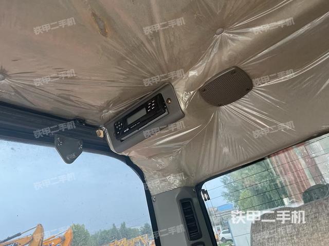 駕駛室頂部(整機(jī)外觀) 駕駛室頂部(整機(jī)外觀)