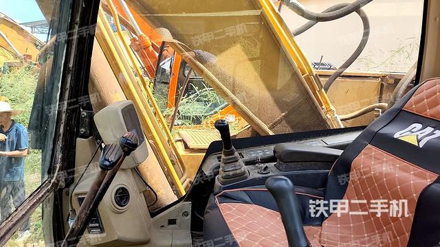 座椅左侧控制台/音响/含左手柄(驾驶室部分) 座椅左侧控制台/音响/含左手柄(驾驶室部分)