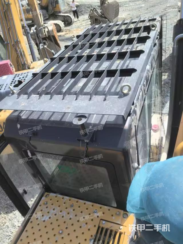 驾驶室顶部(整机外观) 驾驶室顶部(整机外观)