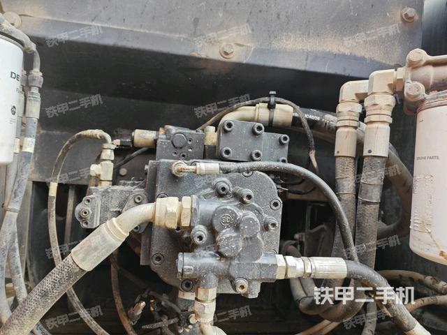 液壓泵艙室正面整體(整機(jī)外觀) 液壓泵艙室正面整體(整機(jī)外觀)