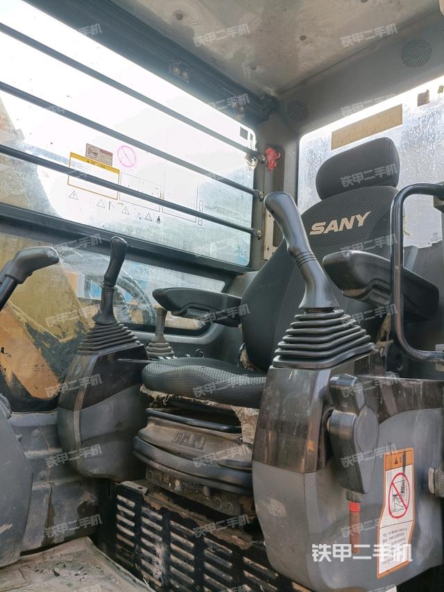 駕駛室頂部(整機(jī)外觀) 駕駛室頂部(整機(jī)外觀)