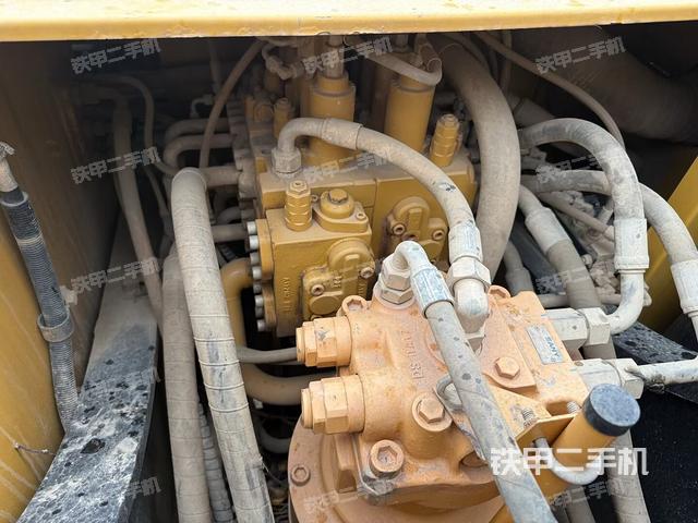 回转马达和主控阀（整机外观）