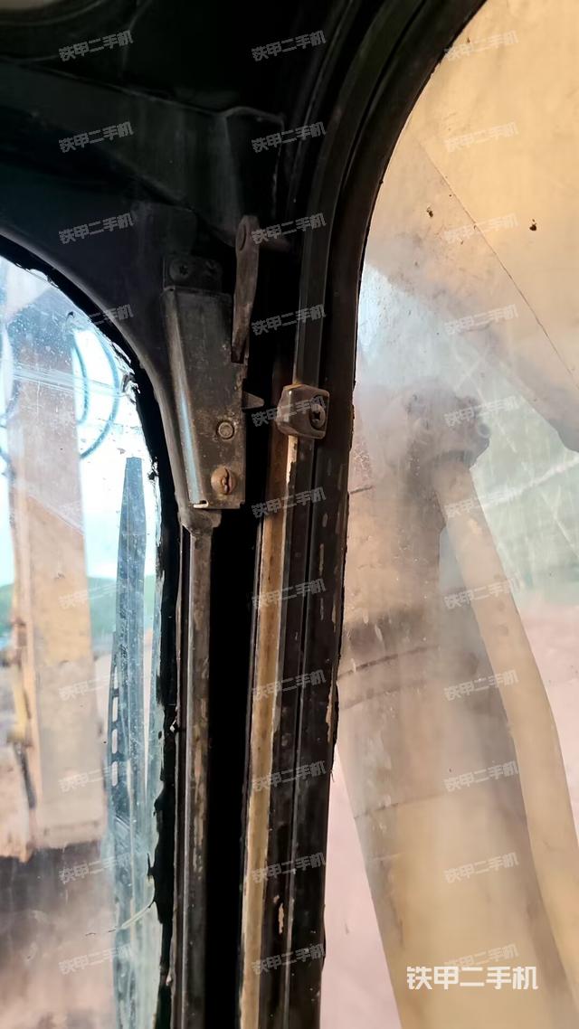 右側(cè)玻璃角標(駕駛室部分) 右側(cè)玻璃角標(駕駛室部分)