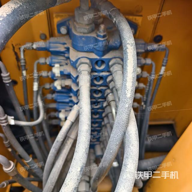 回轉(zhuǎn)馬達(dá)和主控閥（整機(jī)外觀）