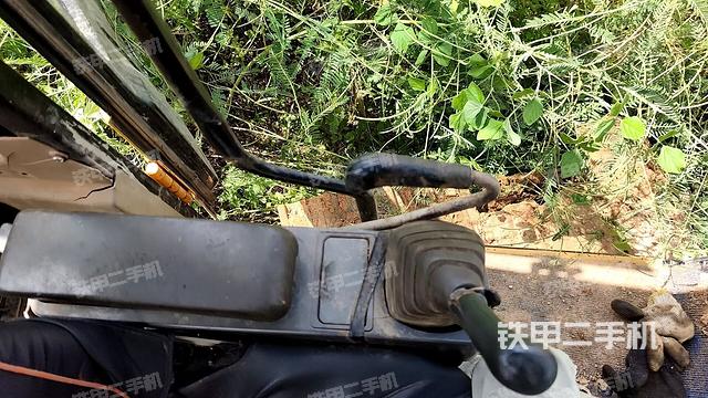 座椅右侧控制台/钥匙门/油门/含右手柄(驾驶室部分) 座椅右侧控制台/钥匙门/油门/含右手柄(驾驶室部分)