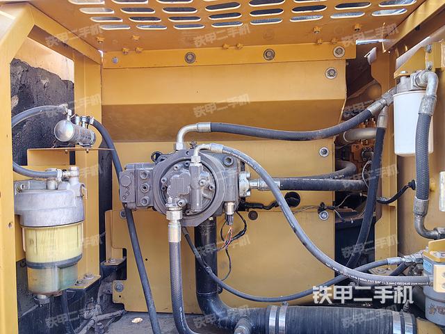 液壓泵艙室正面整體（整機(jī)外觀）