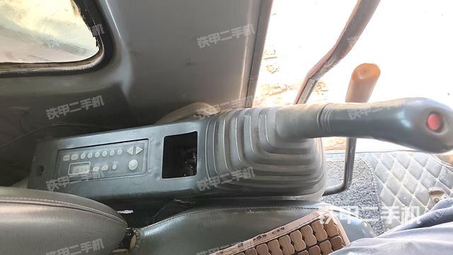 座椅右侧控制台/钥匙门/油门/含右手柄(驾驶室部分) 座椅右侧控制台/钥匙门/油门/含右手柄(驾驶室部分)