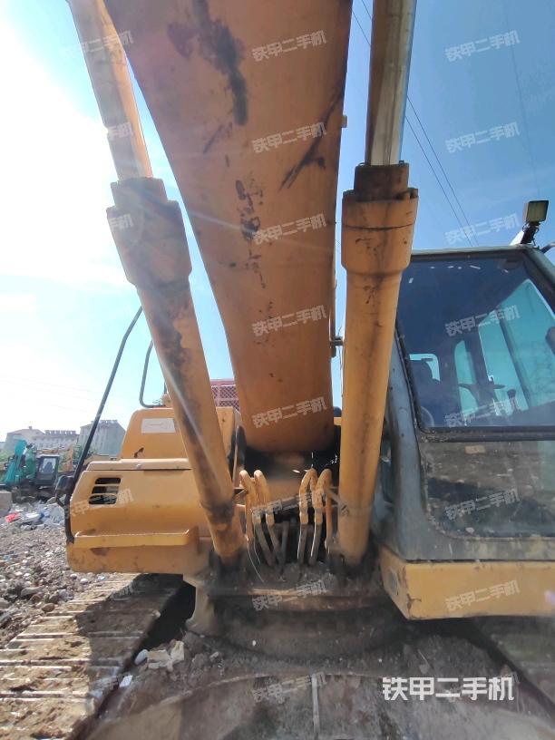 大臂油缸整體?豎拍(工作和回轉(zhuǎn)裝置) 大臂油缸整體?豎拍(工作和回轉(zhuǎn)裝置)