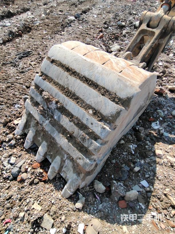 鏟斗右后整體(工作和回轉(zhuǎn)裝置) 鏟斗右后整體(工作和回轉(zhuǎn)裝置)