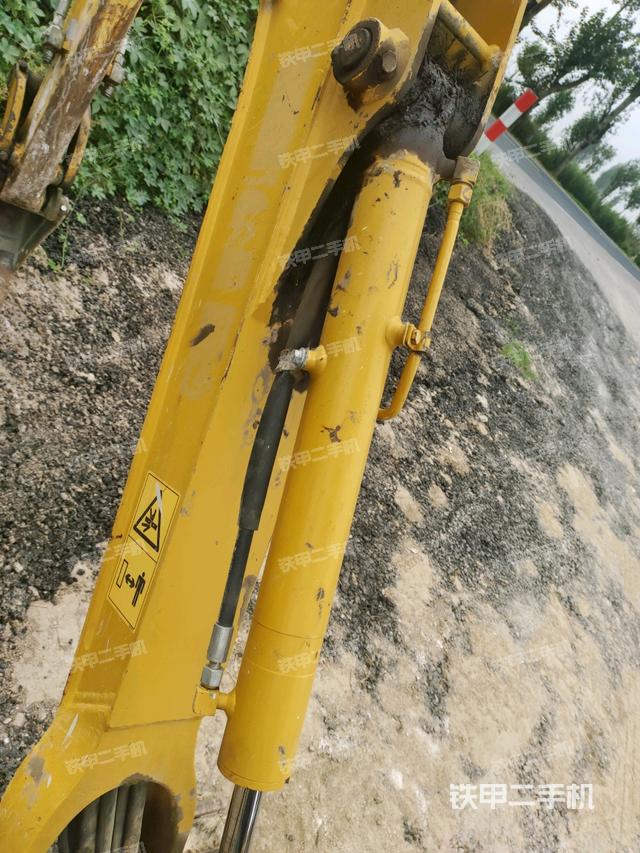 大臂背部俯視(工作和回轉(zhuǎn)裝置) 大臂背部俯視(工作和回轉(zhuǎn)裝置)